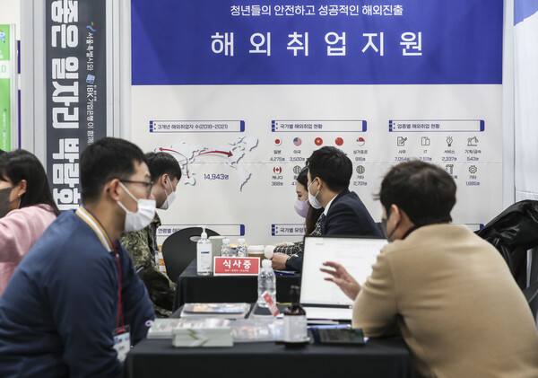 지난 2022년 서울 서초구 aT센터에서 열린 일자리 박람회를 찾은 구직자들의 모습. [사진제공=뉴시스]