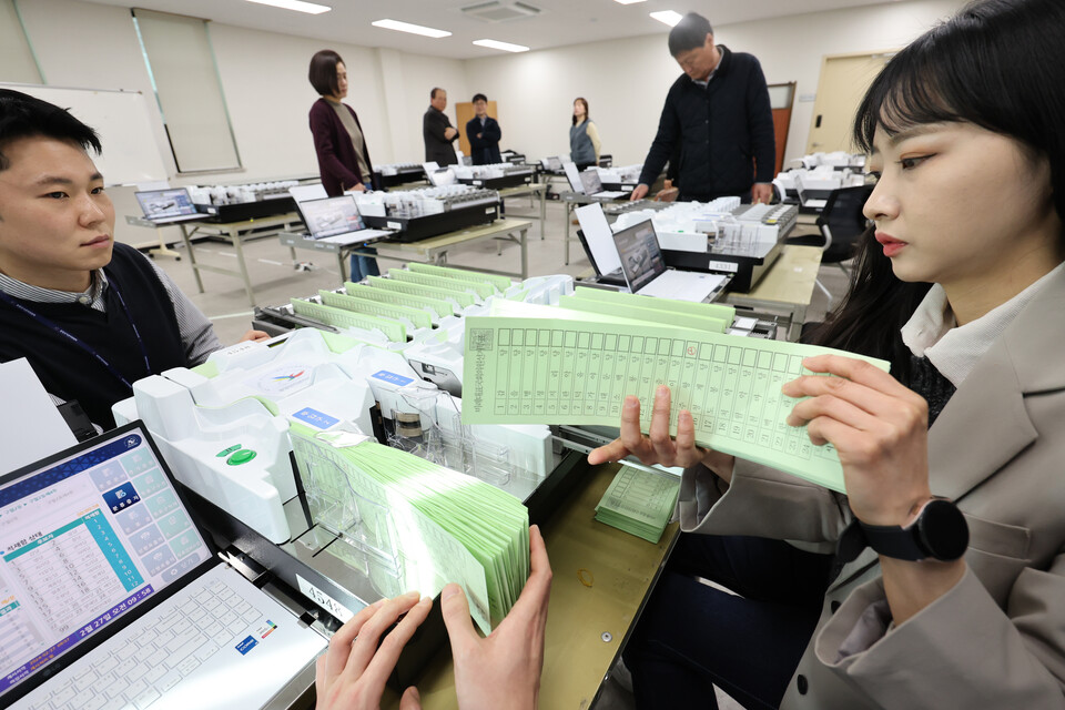 지난달 27일 인천 남동구선거관리위원회에서 관계자들이 제22대 국회의원선거를 앞두고 24년 신형 투표지분류기를 시험하고 있다. [사진제공=뉴시스]