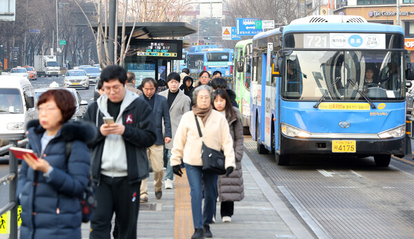 지난달 13일 출근시간대 시민들이 서울 종로구 광화문 네거리를 오가고 있다. [사진제공=뉴시스]