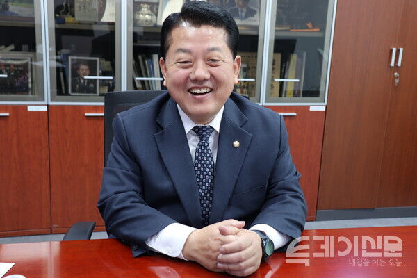 &nbsp;더불어민주당 김병주 의원이 국회 의원회관에서 인터뷰를 하던 중 웃고 있다.&nbsp;ⓒ투데이신문<br>