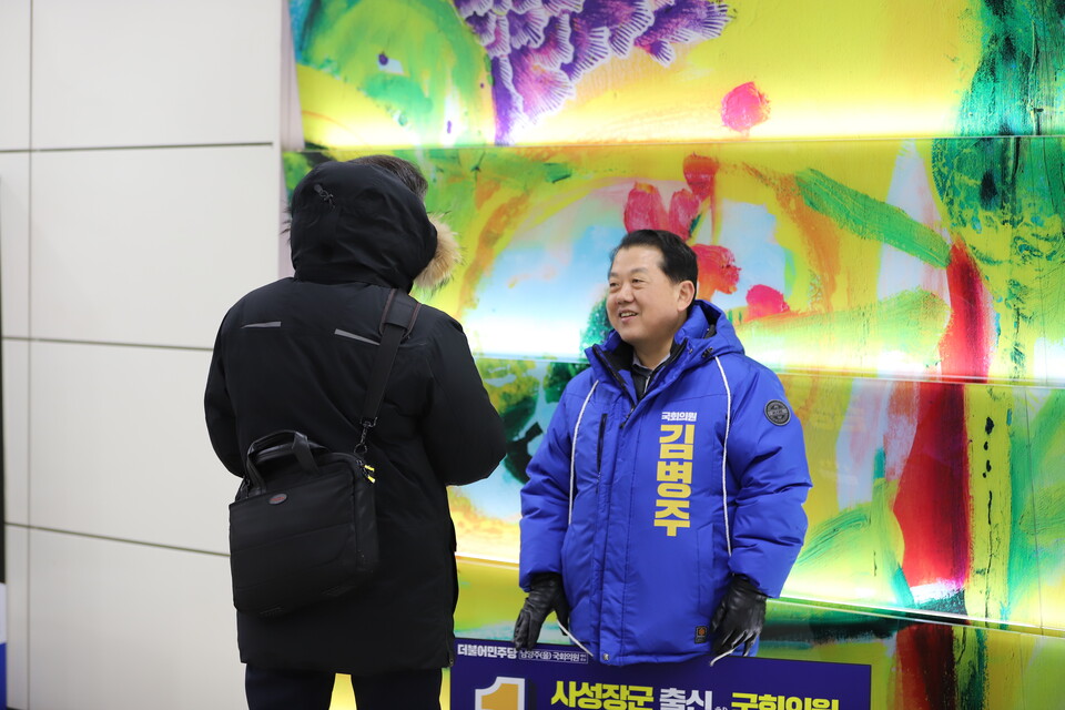 경기 남양주을에 출마하는 더불어민주당 김병주 의원이 선거 유세를 하고 있다.[사진제공=김병주 의원실]