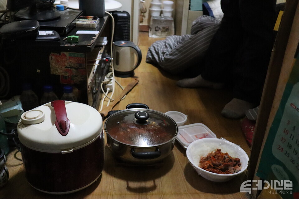 지난해 12월 본보가 찾은 서울역 인근 쪽방촌. 주민이 음식을 조리하며 식사를 준비하고 있다. ⓒ투데이신문