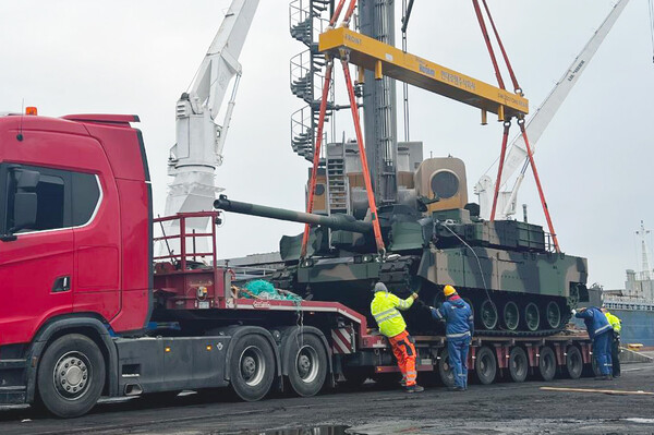 폴란드 K2 전차가 그드니아 항구에서 하역 되고 있다. [사진제공=현대로템]