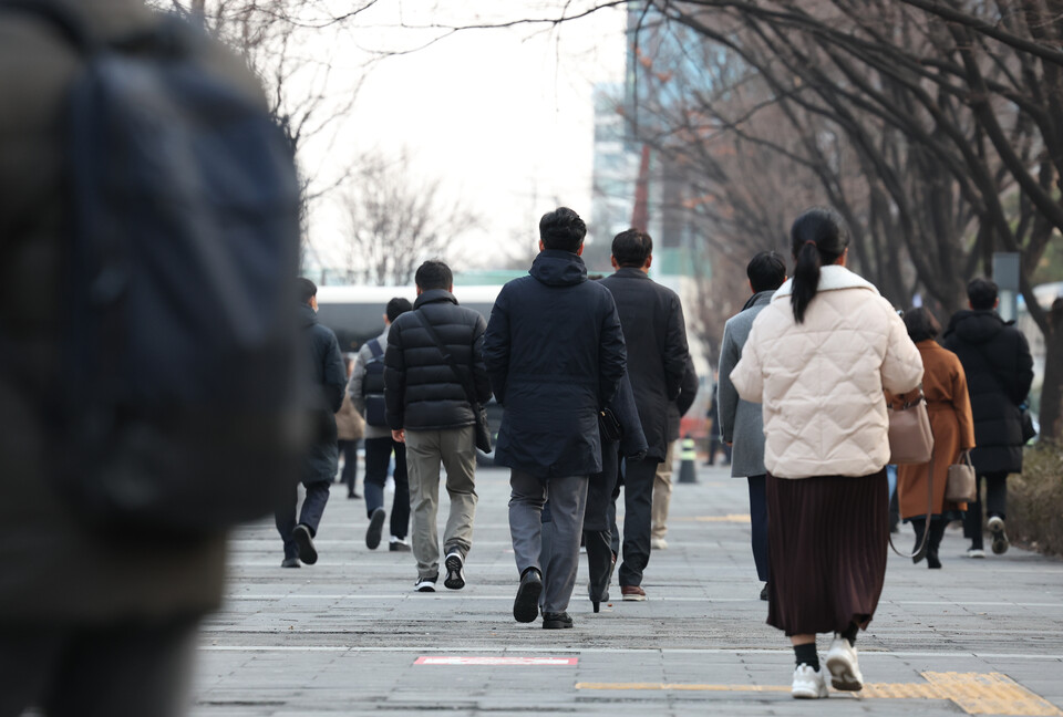 지난 1월 2일 서울 여의도역 근처에서 직장인들이 출근하고 있는 모습. [사진제공=뉴시스]