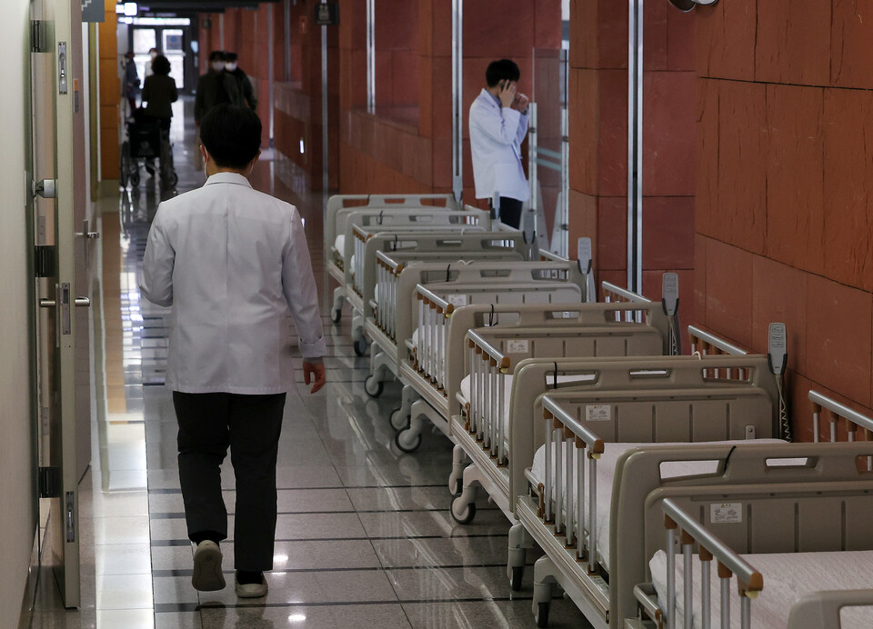 25일 오전 서울시내 한 대학병원에서 이동하고 있는 의료진 모습. [사진제공=뉴시스]