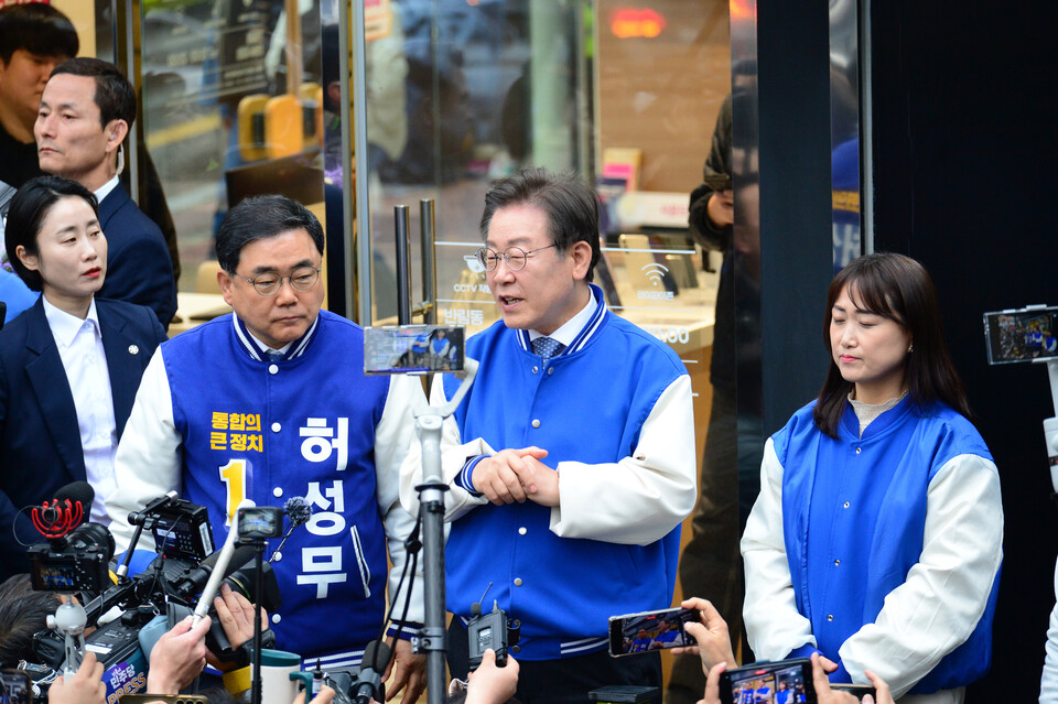 이재명 더불어민주당 대표가 지난 24일 서울 송파구 잠실 새마을전통시장을 방문해 대파를 구매하고 있다. [사진제공=뉴시스]