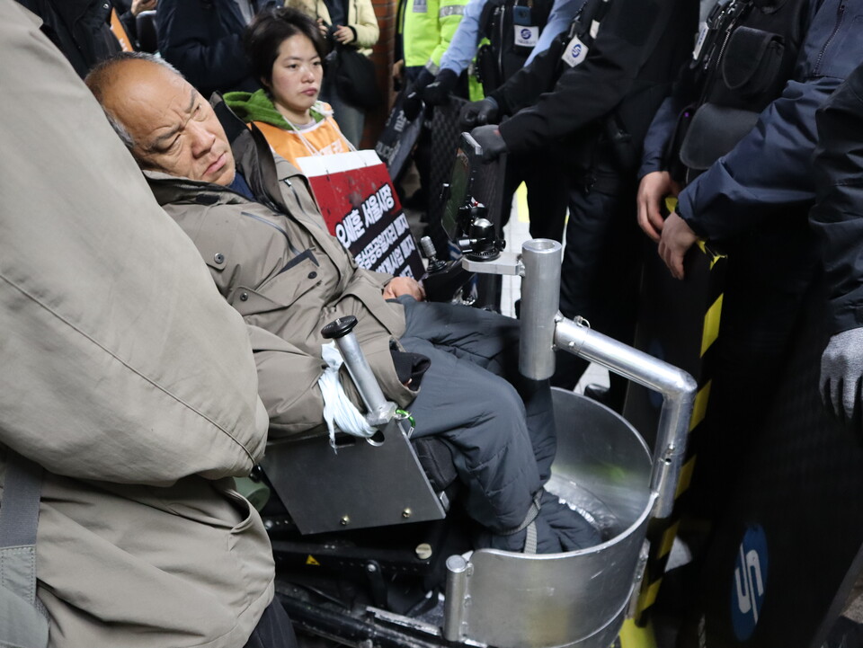 27일 오전 8시 서울 1호선 시청역 5-4 승강장에서 진행된 ‘제60차 출근길 지하철 탑니다’에서 전국장애인차별철폐연대 관계자들이 참석해 있다. ⓒ투데이신문