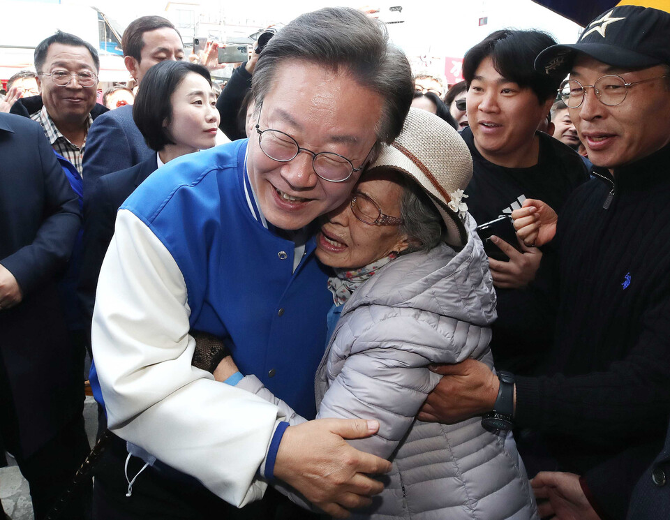 이재명 더불어민주당 대표가 27일 오후 충북 제천시 동문전통시장에서 한 어르신과 포옹하고 있다. [사진제공=뉴시스]