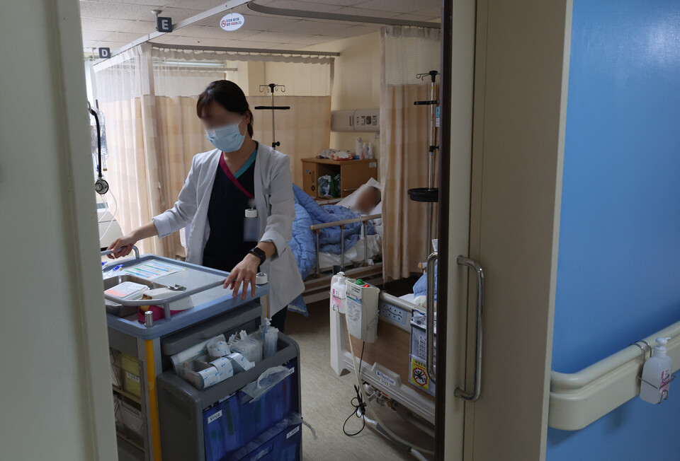 한 간호사가 지난 27일 서울 소재 모 종합병원 병동에서 환자를 살피고 있다. [사진제공=뉴시스]