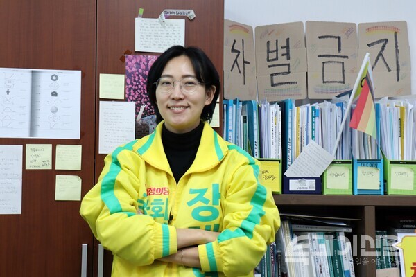 서울 마포을에 출마하는 녹색정의당 장혜영 의원이 국회 의원회관에서 사진을 촬영하고 있다.&nbsp;&nbsp;ⓒ투데이신문<br>