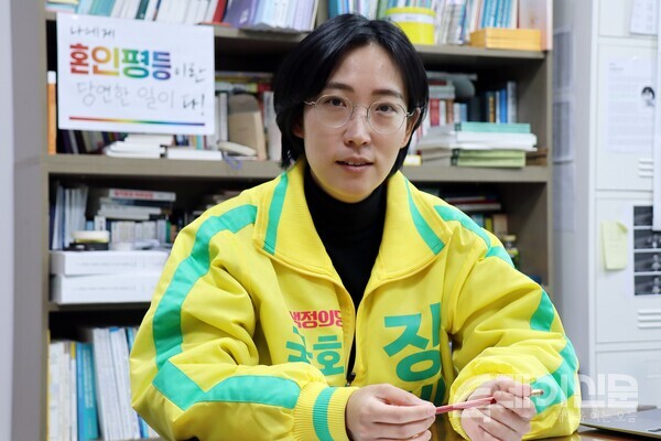 서울 마포을에 출마하는 녹색정의당 장혜영 의원이 국회 의원회관에서 인터뷰를 하고 있다.&nbsp;ⓒ투데이신문<br>