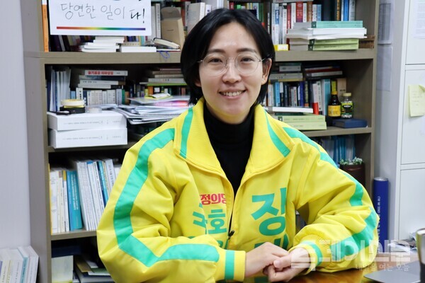서울 마포을에 출마하는 녹색정의당 장혜영 의원이 국회 의원회관에서 인터뷰를 하던 중 미소를 짓고 있다.&nbsp;ⓒ투데이신문<br>