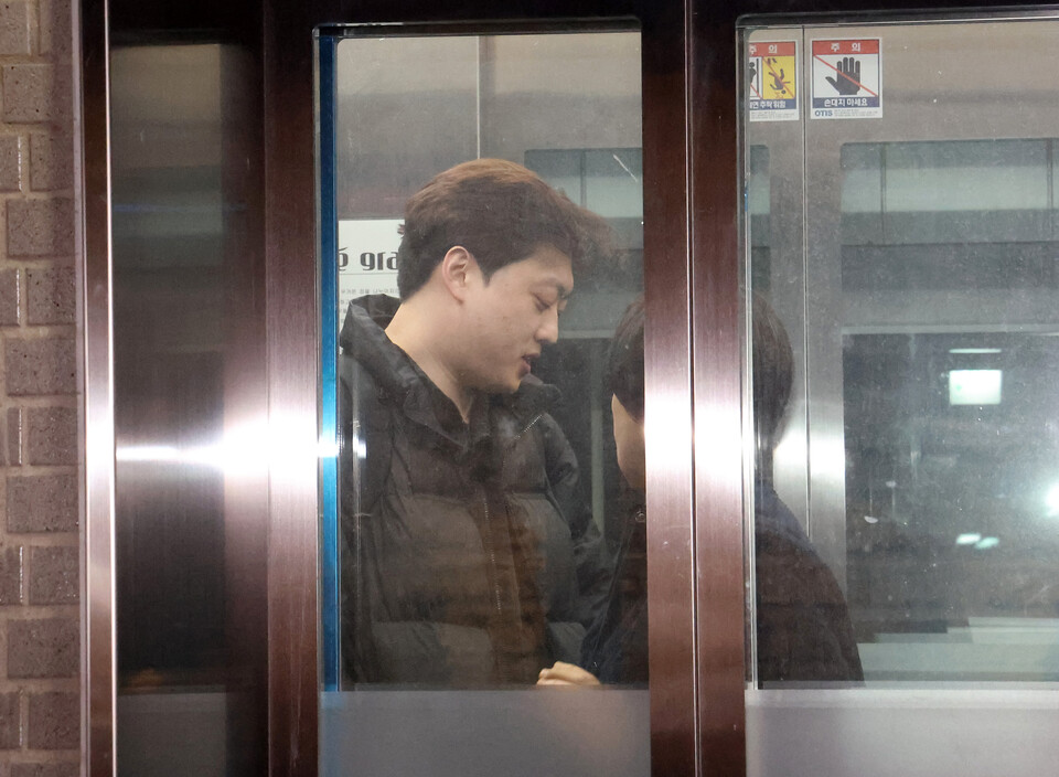 지난달 9일 대한전공의협의회 박단 회장이 전국의과대학교수협의회 긴급총회가 진행된 서울 모처에서 당시 대한의사협회 김택우 비대위원장과 회동을 마치고 퇴장하고 있다. [사진제공=뉴시스]