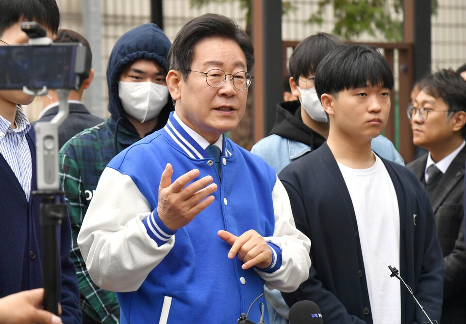 더불어민주당 이재명 대표가 제22대 국회의원선거 사전투표일인 5일 오전 대전 중구 대전평생교육진흥원에 마련된 사전투표소에서 투표를 한 뒤 취재진 질문에 답하고 있다. [사진제공=뉴시스]