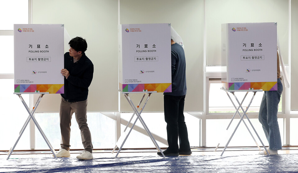 제22대 국회의원선거 사전투표일을 앞둔 지난 4일 오후 서울 용산구 이촌1동사전투표소에서 투표사무원들이 기표소를 점검하고 있다. [사진제공=뉴시스]