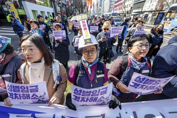 지난달 8일 세계 여성의 날을 맞아 서울 종로구 보신각에서 3.8여성파업대회를 마친 노동자들이 행진하고 있다. [사진제공=뉴시스]