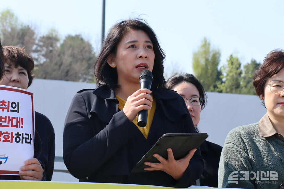 이주 가사·돌봄노동자 시범사업 저지 공동행동이 9일 오전 용산 대통령실 인근에서 진행한 ‘윤석열 대통령 이주 가사·돌봄노동 최저임금 차등적용 제외 발언 규탄 기자회견’에서 ⓒ투데이신문