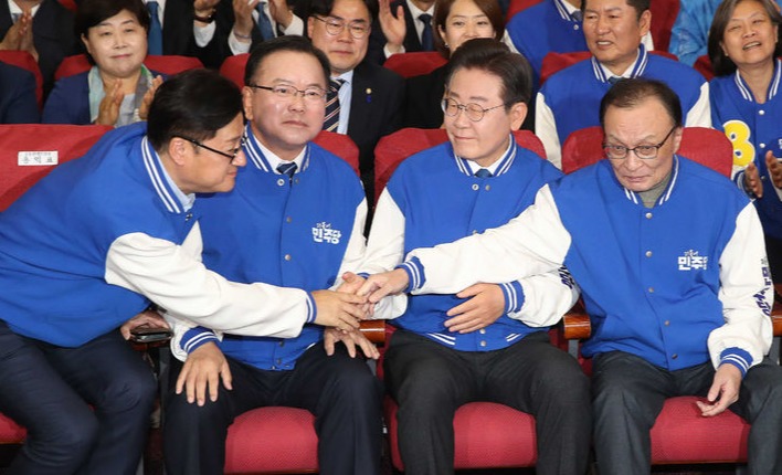 더불어민주당 이재명&nbsp;대표와 이해찬,김부겸 상임공동선거대책위원장, 홍익표 원내대표가 10일 오후 서울 여의도 국회 의원회관에 마련된 제22대 국회의원선거 개표 상황실에서 손을 맞잡고 있다. [사진출처=뉴시스]