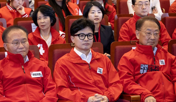 국민의힘 한동훈 비상대책위원장을 비롯한 참석자들이 10일 오후 서울 여의도 국회도서관에 마련된 개표상황실에서 출구조사 결과 발표를 시청하고 있다. [사진출처=뉴시스]