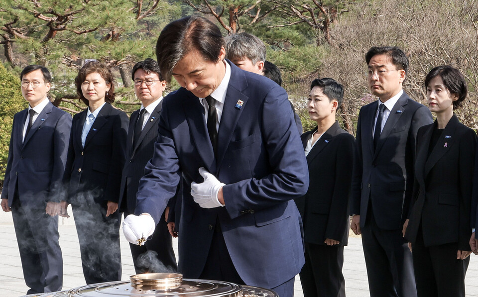 조국혁신당 조국 대표가 12일 오전 서울 동작구 국립서울현충원을 찾아 분향하고 있다. [사진제공=뉴시스]