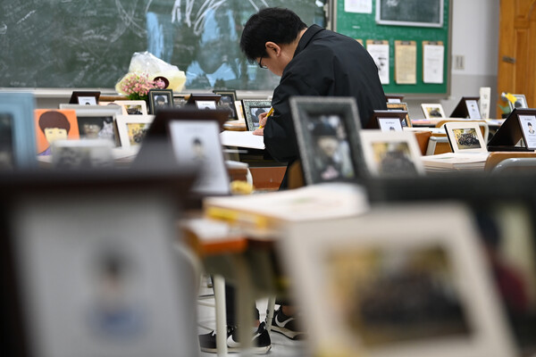 세월호 참사 10주기를 하루 앞둔 15일 유족 및 추모객들이 경기도 안산시 4.16민주시민교육원에 마련된 단원고 기억교실을 찾고 있다. [사진제공=뉴시스]