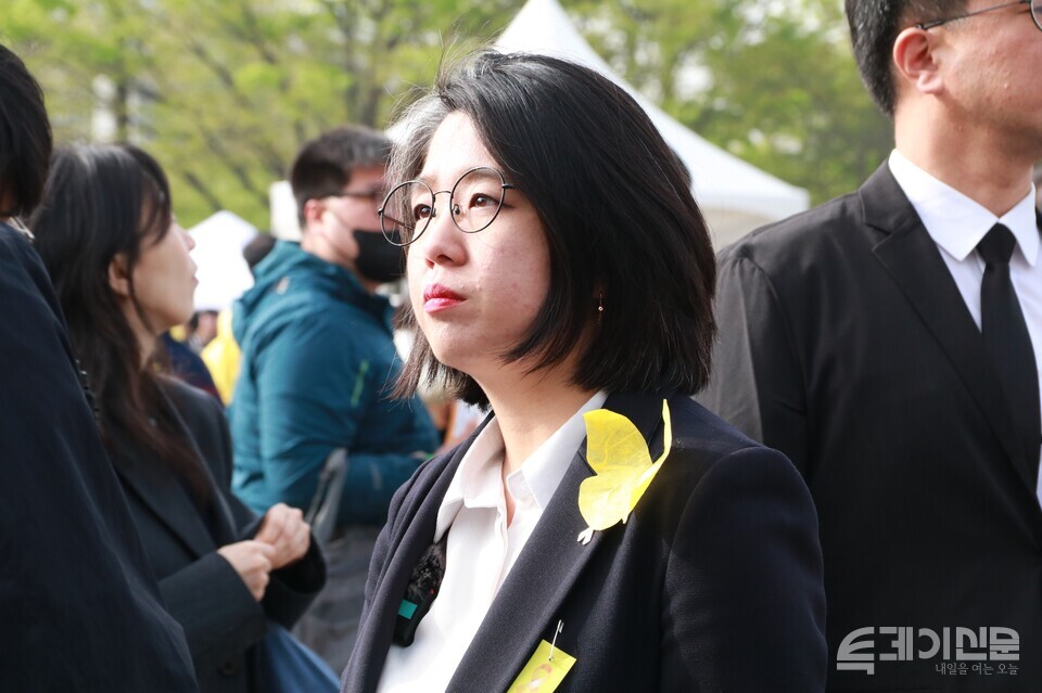 더불어민주연합 용혜인 의원이 세월호 참사 10주기 기억식 행사에서 세월호 참사 유가족 등 관계자와 인사를 나누고 있다. ⓒ투데이신문<br>