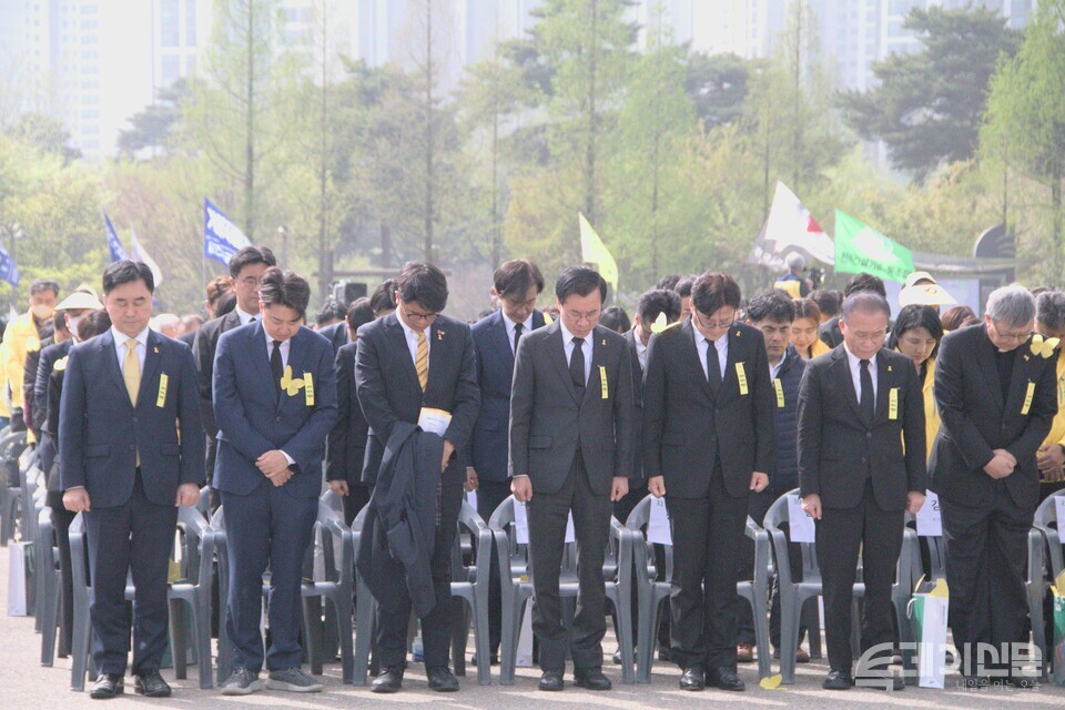 개혁신당 이준석 대표, 국민의힘 윤재옥 당 대표 권한대행, 더불어민주당 홍익표 원내대표, 조국혁신당 조국 대표 등 정치권 인사들이 세월호 참사 희생자들을 추모하는 묵념을 하고 있다.&nbsp;ⓒ투데이신문