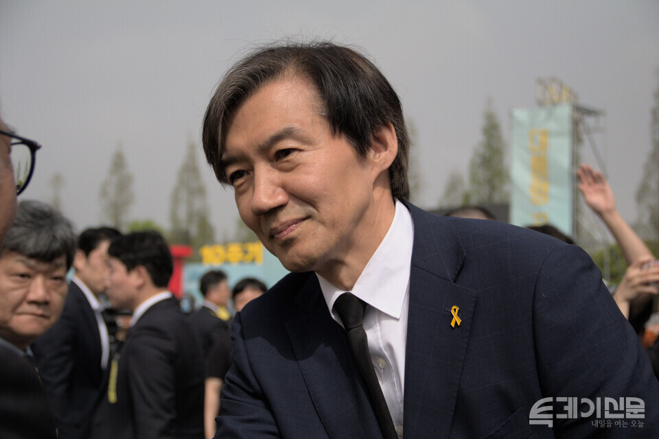 조국혁신당 조국 대표가 세월호 참사 10주기 기억식 행사에서 세월호 참사 유가족 등 관계자와 인사를 나누고 있다.&nbsp;ⓒ투데이신문