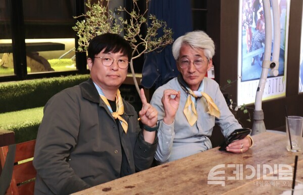 손으로 세월호 참사 10주기를 나타내고 있는 김 감독과 문 감독 ©️투데이신문