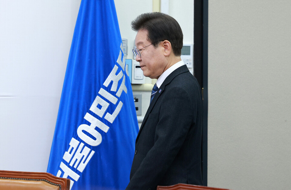 이재명 더불어민주당 대표가 15일 오전 서울 여의도 국회에서 열린 최고위원회의에 참석하고 있다. [사진제공=뉴시스]