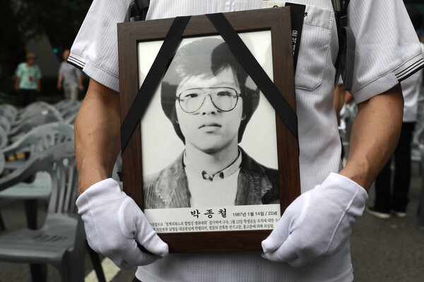 지난해 6월 10일 서울 중구 서울시청에서 열린&nbsp;민족민주열사-희생자 범국민추모위원회 주최 범국민추모제에서 제단에 안치되고 있는&nbsp;고(故) 박종철 열사의 영정 [사진제공=뉴시스]