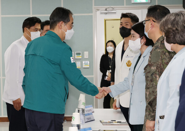 한덕수 국무총리가 지난 18일 경기 성남시 국군수도병원을 찾아 관계자 간담회를 열고 있다. [사진제공=뉴시스]
