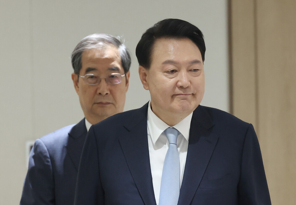 윤석열 대통령이 지난 16일 서울 용산 대통령실 청사에서 열린 국무회의에 한덕수 국무총리와 함께 입장하고 있는 모습 [사진제공=뉴시스]