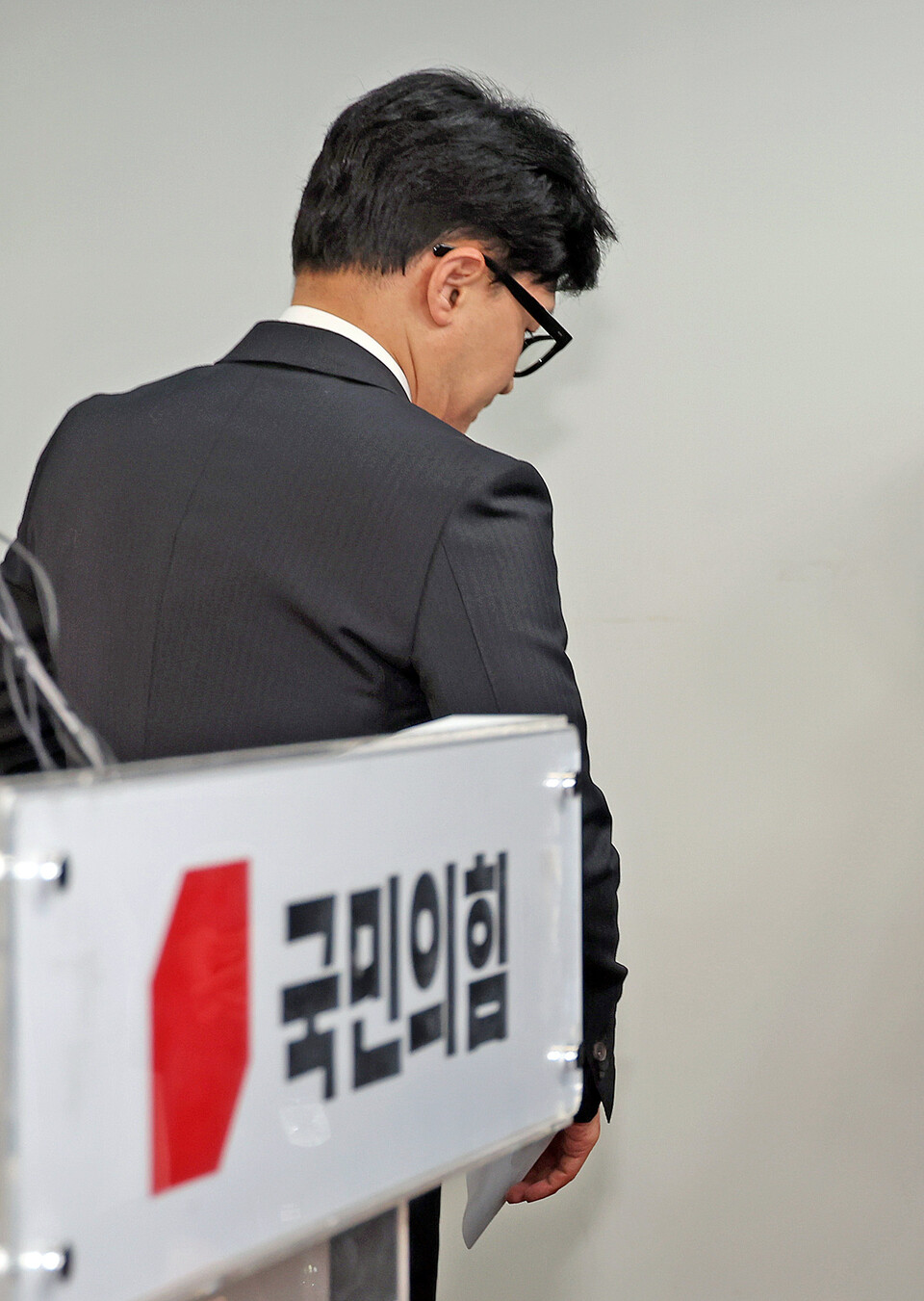 한동훈 국민의힘 비상대책위원장이 지난 11일 오전 서울 여의도 중앙당사에서 제22대 총선 관련 입장발표를 마친 후 이동하고 있는 모습. [사진제공=뉴시스]