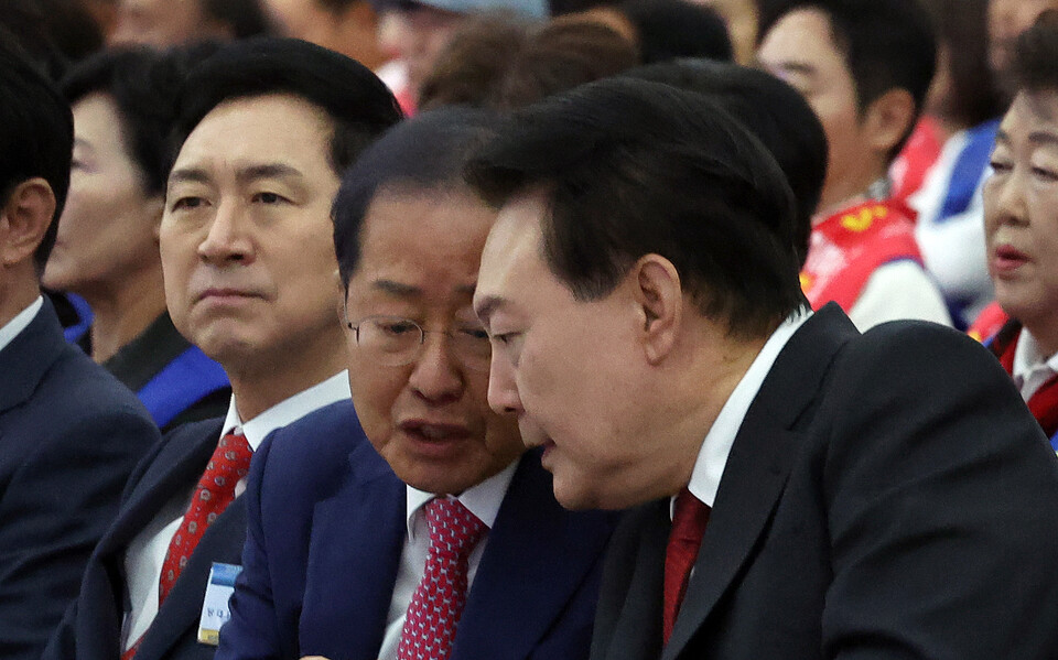 윤석열 대통령이 지난 7일 대구 북구 엑스코에서 열린 2023년 바르게살기운동 전국회원대회에서 홍준표 대구시장과 대화하고 있는 모습. [사진제공=뉴시스]