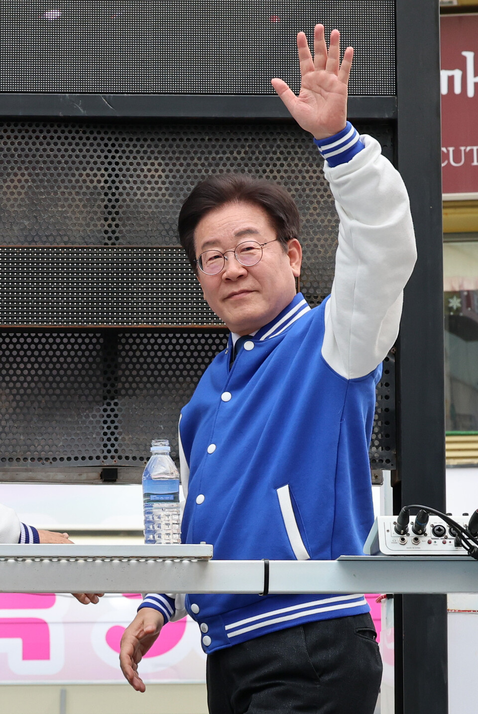 이재명 더불어민주당 대표가 지난 6일 오후 경기 이천시 중앙로문화의거리에서 열린 엄태준 이천시 후보 지지유세에 참석하며 지지자들의 환호에 화답하고 있는 모습. [사진제공=뉴시스]