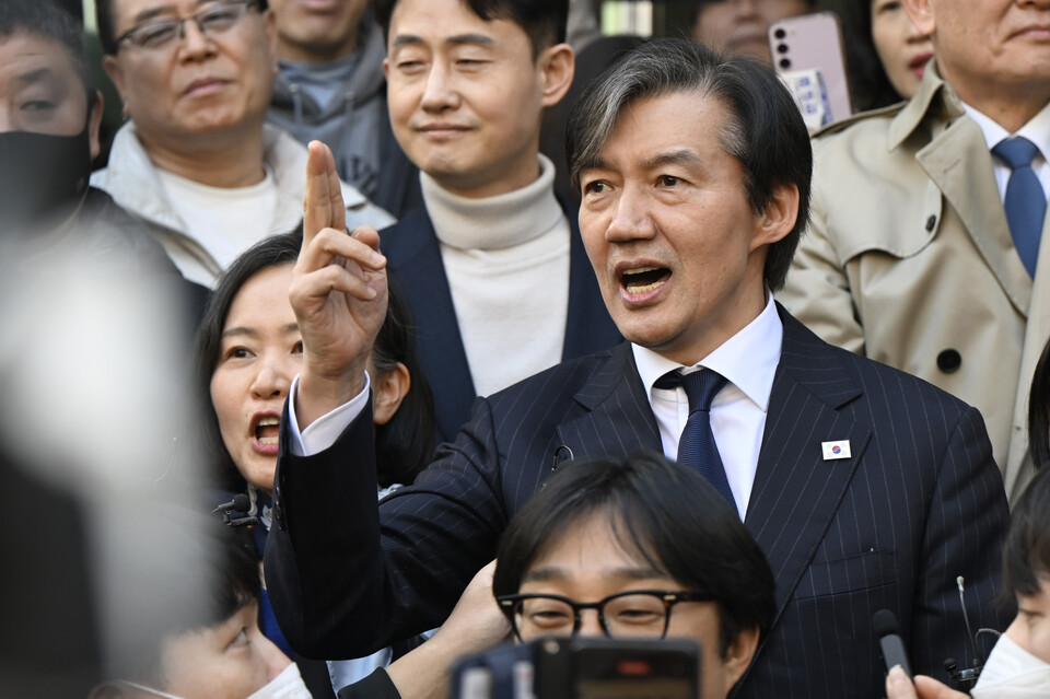 14일 광주 동구 충장로를 찾은 조국 조국혁신당 대표가 광주충장로우체국 앞에서 발언을 하고 있다. [사진제공=뉴시스]<br>