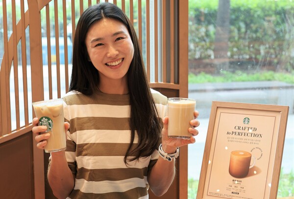 스타벅스 코리아(이하 스타벅스)가 오는 23일부터&nbsp;‘플랫 화이트’를 선보인다. [사진 출처=스타벅스 코리아]<br>