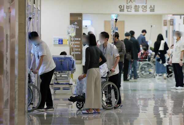 전국 의과대학 교수협의회가 의료공백 장기화로 인해 지난 1일부터 외래 진료를 최소화하고 중증환자 위주의 진료를 결정한 가운데 같은날 서울의 한 대학병원에서 환자들이 이동하고 있다. [사진제공=뉴시스]