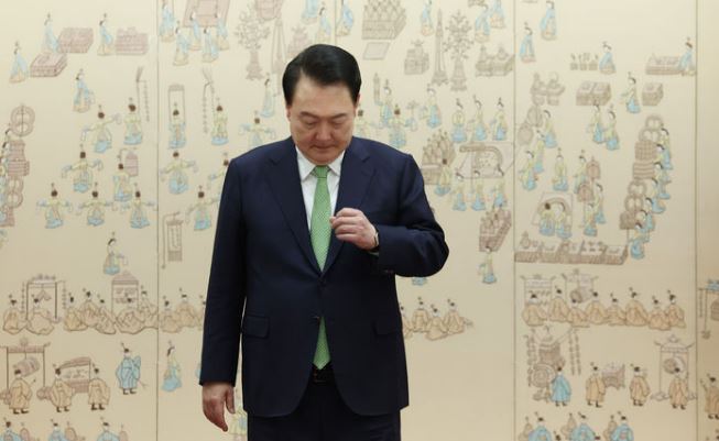 윤석열 대통령이 지난 26일 서울 용산 대통령실 청사에서 열린 주한대사 신임장 제정식에서 신임장을 전달받기 위해 기다리고 있다.[사진출처=뉴시스]<br>