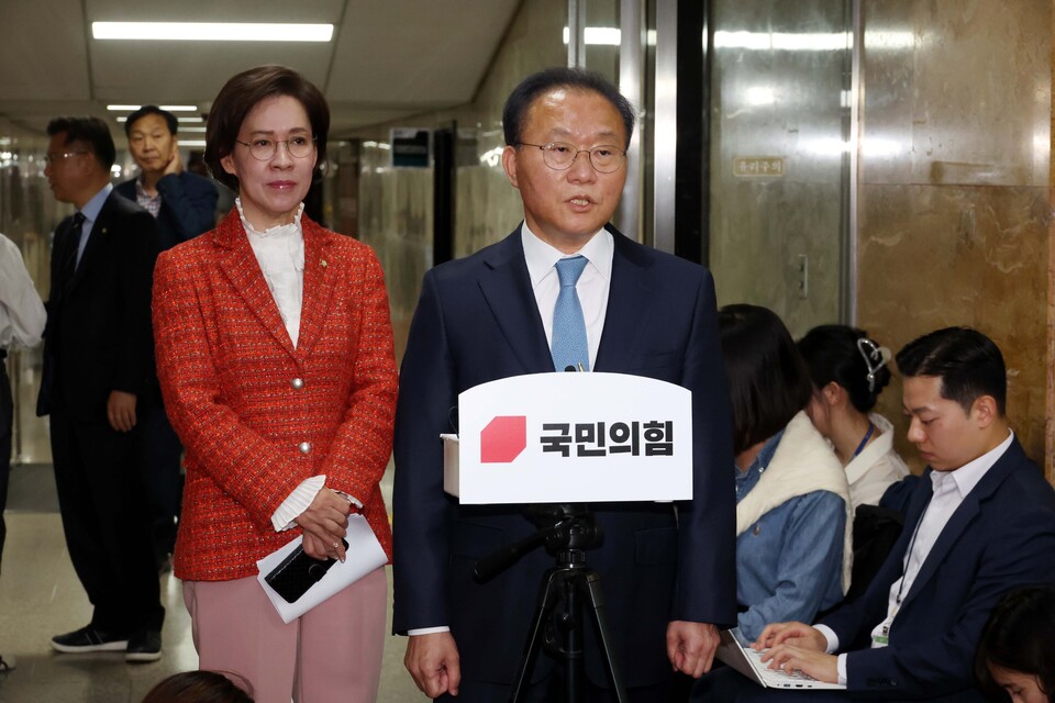 윤재옥 국민의힘 원내대표 겸 당대표 권한대행이 29일 오전 서울 여의도 국회에서 열린 국민의힘 제22대 국회의원 당선자 총회를 마치고 ‘황우여 비대위원장 지명’과 관련, 취재진 질문에 답하고 있다. [사진제공=뉴시스]