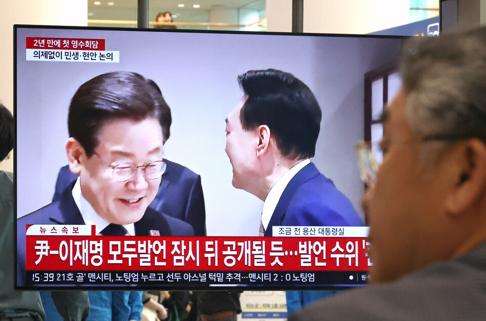 29일 오후 인천국제공항 제2여객터미널에서 시민들이 영수회담 관련 뉴스를 지켜보고 있다. [사진제공=뉴시스]