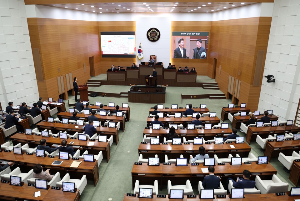 오세훈 서울시장이 22일 서울시의회에서 열린 제323회 서울시의회 임시회 제2차 본회의에서 송경택 국민의힘 시의원 질의에 답하고 있다. [사진제공=서울시]