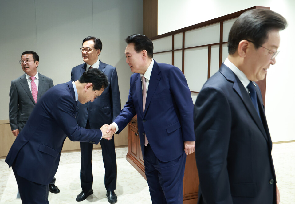 윤석열 대통령이 29일 서울 용산 대통령실 청사에서 열린 이재명 더불어민주당 대표와의 영수회담에서 천준호 당대표 비서실장과 인사하고 있다. [사진제공=뉴시스]