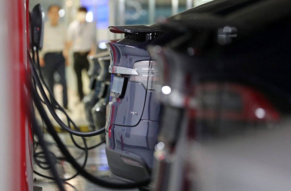 울시내 한 건물에서 충전 중인 수입 전기차. [사진제공=뉴시스]<br>