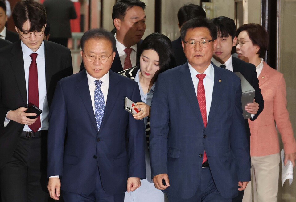 윤재옥 국민의힘 원내대표 겸 당대표 권한대행과 이헌승(오른쪽) 전국위 의장이 2일 오전 서울 여의도 국회에서 열린 제12차 전국위원회에 참석하고 있다. [사진제공=뉴시스]