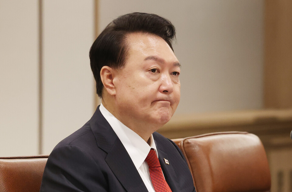 윤석열 대통령이 30일 서울 용산 대통령실 청사에서 열린 한·앙골라 확대 정상회담에서 주앙 로렌쑤 앙골라 대통령의 발언을 경청하고 있다. 2024. 04. 30. [사진제공=뉴시스]