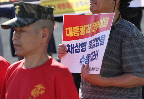 ‘채상병 특검법’이 국회 본회의를 통과한 2일 서울 여의도 국회 본청 앞에서 해병대 예비역 연대 관계자들이 정부와 여당의 특검법 수용을 촉구하고 있다. [사진제공=뉴시스]