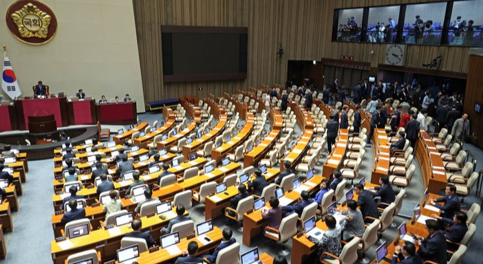 지난 2일 오후 서울 여의도 국회에서 열린 제414회 국회(임시회) 제1차 본회의에서 순직 해병 수사 방해 및 사건 은폐 등의 진상규명을 위한 특별검사의 임명 등에 관한 법률안이 추가 상정되자 국민의힘 의원들이 퇴장하고 있다.[사진출처=뉴시스]