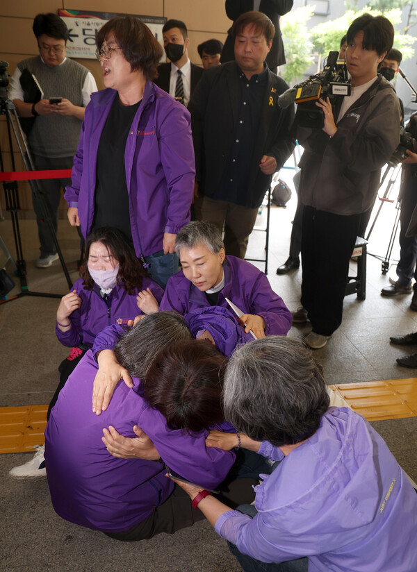 이태원 참사 유가족들이 지난달 22일 서울 마포구 서울서부지방법원에서 열린 이태원 참사 재판 1심 1차 공판기일 시작 전 재판에 출석하는 서울경찰청 김광호 전 청장을 향해 항의하며 오열하고 있다. [사진제공=뉴시스]